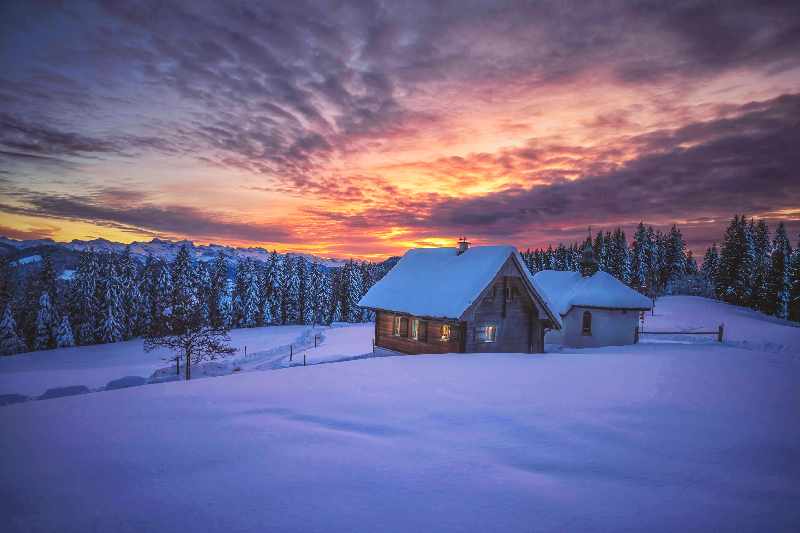 Winterliche Panoramaaufnahme der Bergbeiz St. Jost