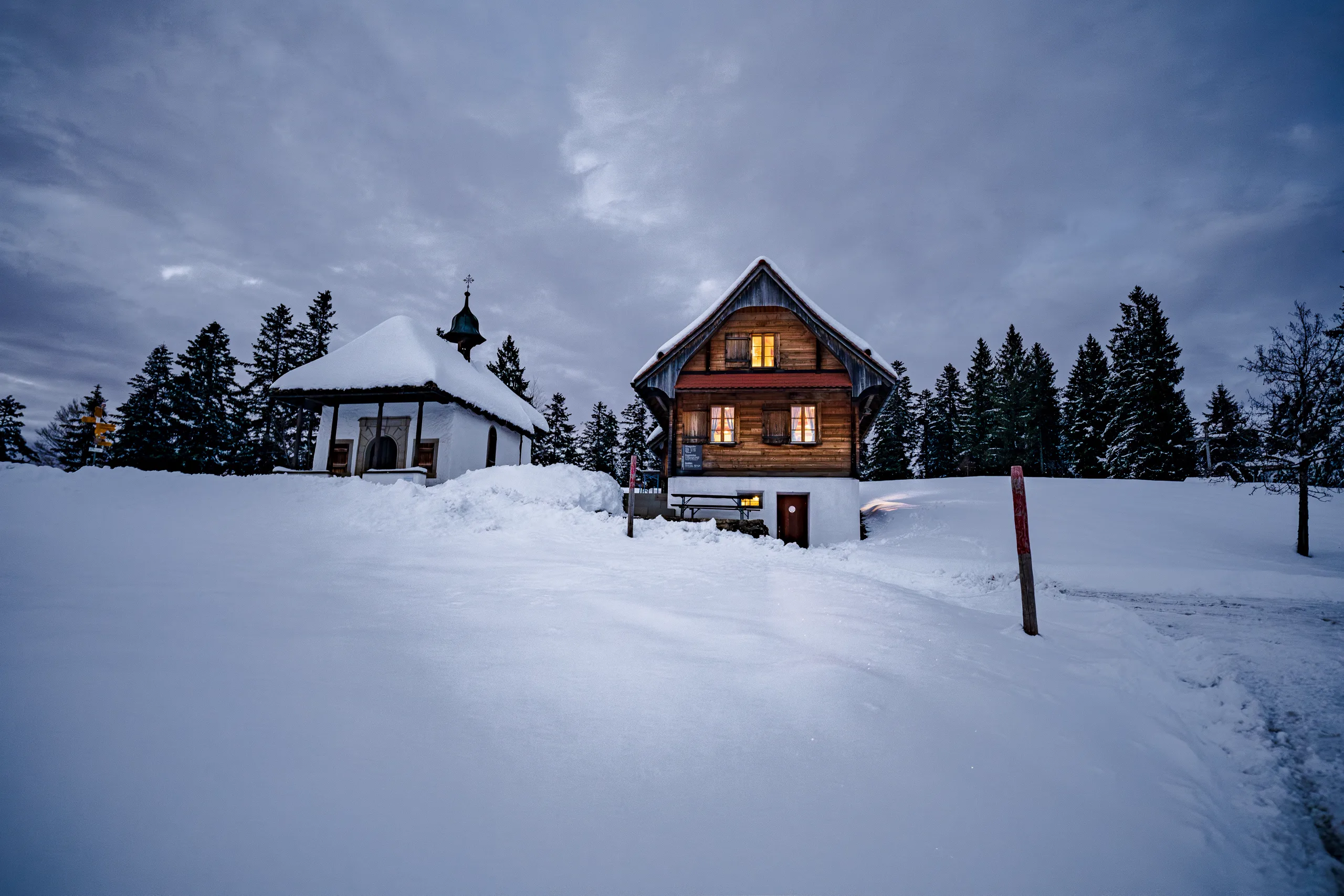 Verschneite Bäume rund um die Bergbeiz