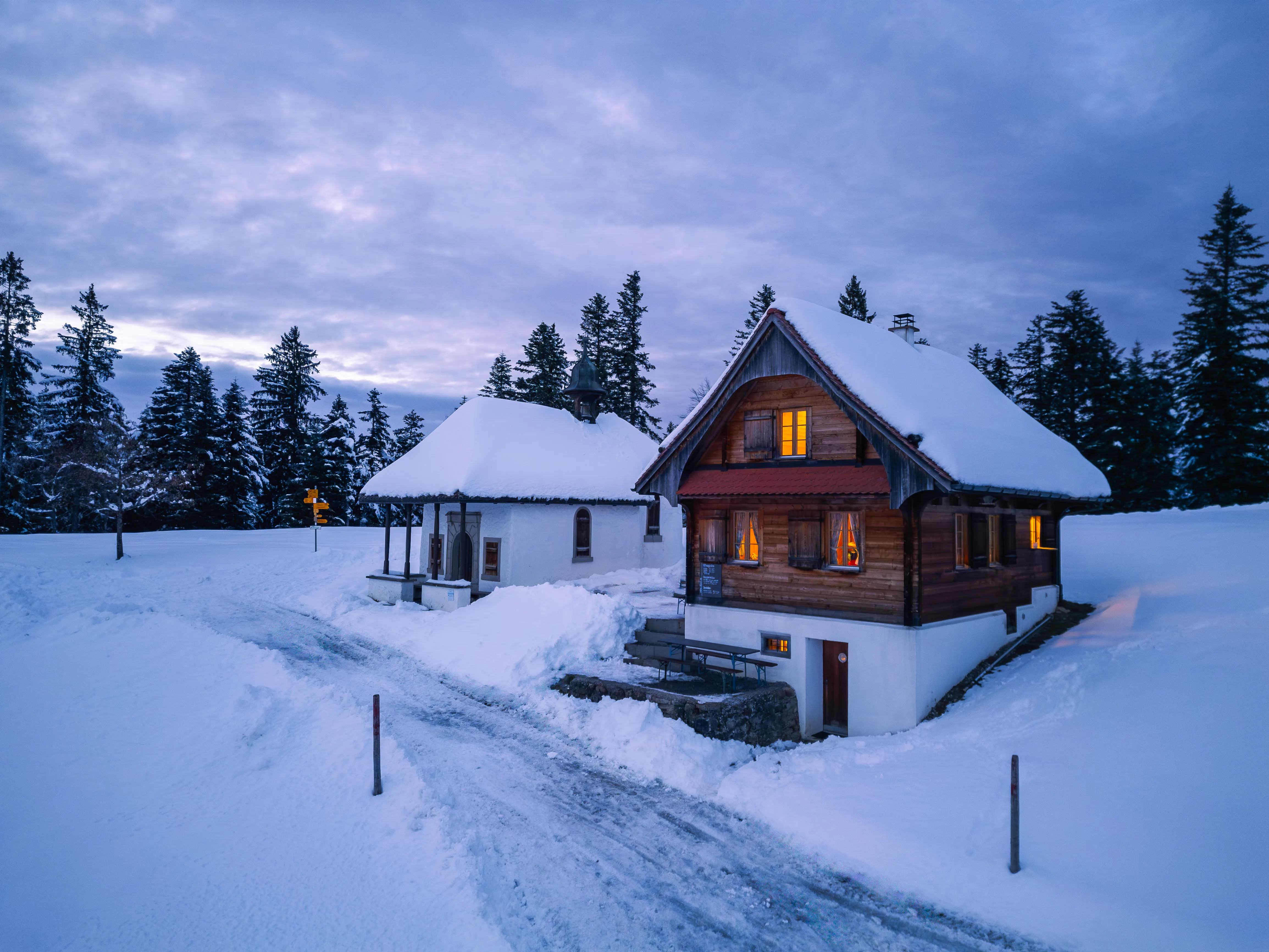Winterlicher Blick auf die verschneite Bergbeiz