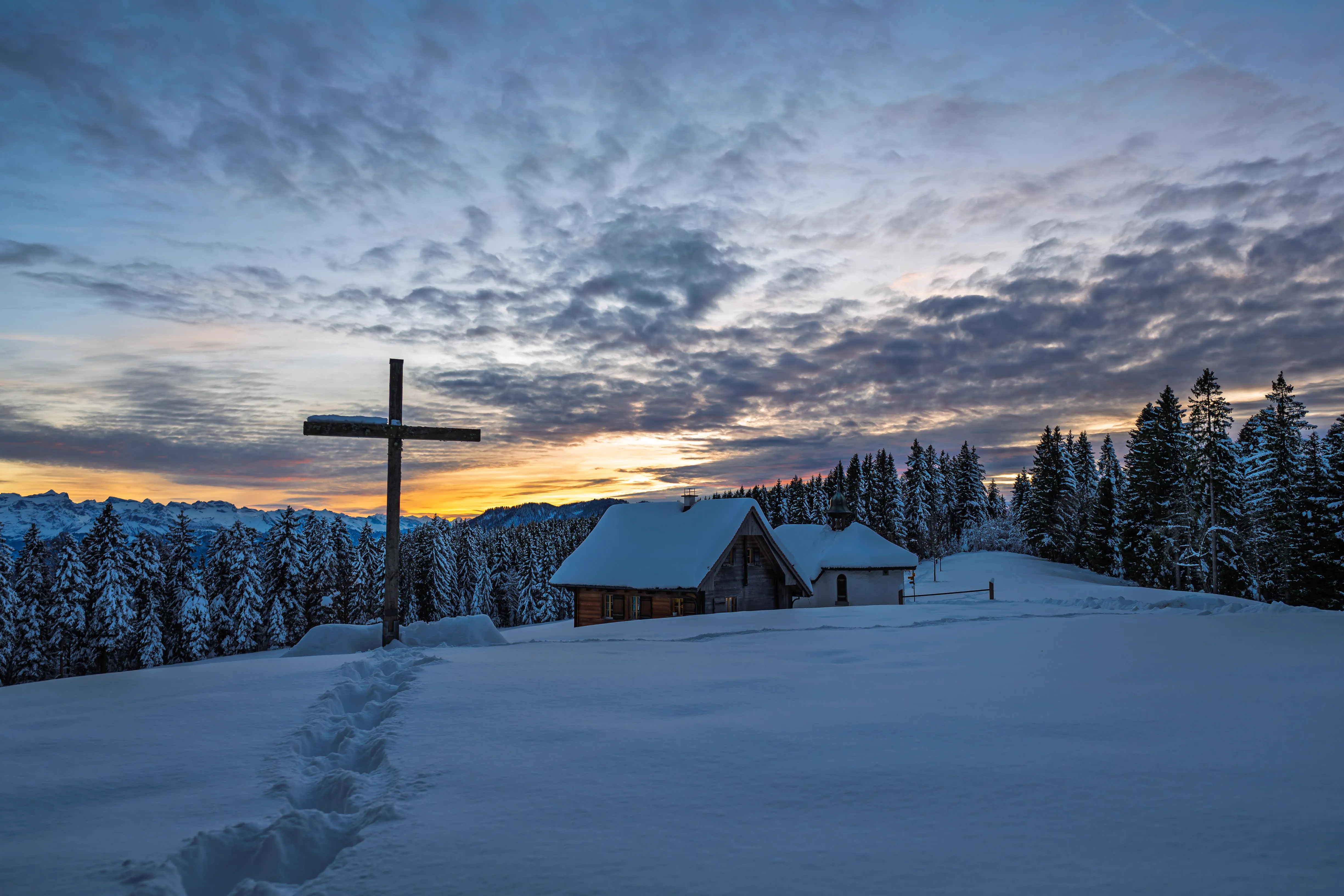Verschneite Kapelle bei der Bergbeiz St. Jost